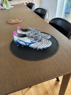 Mizuno fotbollsskor - Säljer ett par fotbollsskor från Mizuno på grund av att de ej passar min fot som jag ville. Har använt de i 3 månader, fortfarande bra skick.