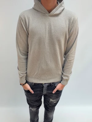 Oscar Jacobsson Kashmir hoodie  - Säljer du denna sköna Oscar Jacobsson Kashmir hoodie 