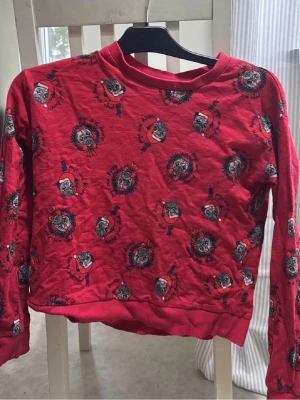 Jultröja röd - En jättesöt jultröja med hundar på som har tomteluvor. Tyvärr blivit för liten för mig! 