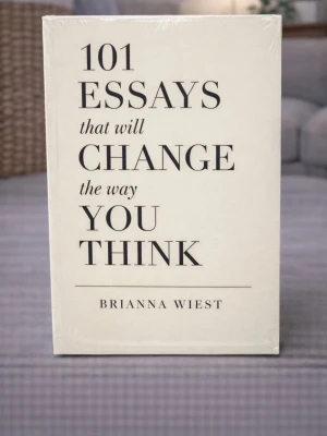 101 Essays That Will Change the Way You Think (Normal size – not pocket) - Skick: Helt ny bok. Omslag: Pappercover. Storlek: standard (inte pocket). Förpackning: I sitt originala plastomslag. Från: Home Books – Stockholm. Snabb leverans inom Sverige. 