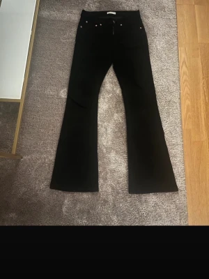Svarta bootcut jeans - Säljer ett par svarta jeans i fint skick. En stilren modell som är bekväm att bära och lätt att matcha med olika outfits. Passar perfekt till både vardag och när man vill klä upp sig lite.