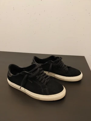 Axel Arigato strl 43 - Axel arigato skor i strl 43, går att fräsch upp lite extra med cleaning kit 