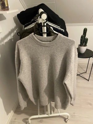Ljusgrå merinoull tröja från vailent - Grå stickad merinoull tröja i nytt skick från vailent, inte hugget i sten, skriv vid minsta fundering🤝passar även M