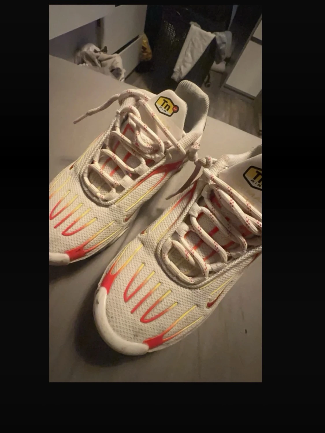 Nike Air Max Plus vita/röda sneakers