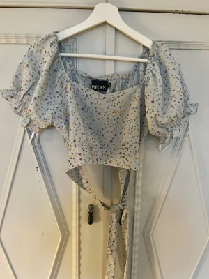 Blommig croppad blus från Pieces - Supersöt blommig topp perfekt till sommaren