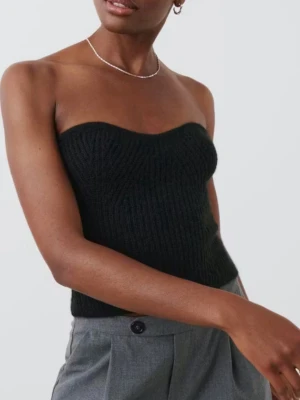 Svart stickad bandeau tubtopp - Säljer en svart stickad bandeau tubtopp som sitter tight och har en ribbad struktur.