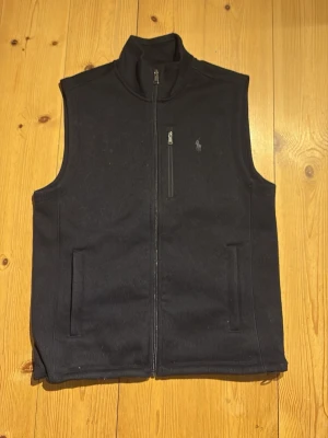 Ralph lauren väst - Ralph lauren väst köpt från Zalando för ca 1400kr. Sparsamt använd utan defekter förutom lite smuts fläckar som knappt syns och går bort med en tvätt. Perfekt för våren 