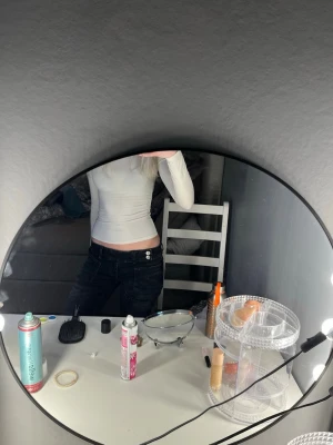 Svarta low waist jeans Gina Tricot - Säljer ett par svarta low waist jeans från Gina Tricot med två stora framfickor. Jeansen har dubbla knappar i midjan. De har hål i båda knäna och ett under framfickan. De är knappt använda därav ny skick. Kan tänka mig sänka pris vid snabba köp🤗