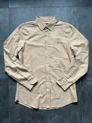 Morris skjorta  - Tjena, säljer nu denna riktigt snygga och populära Morris skjortan skjortan, den är i bra skick utan några skador, hör av er vid frågor och funderingar🙌🤝 