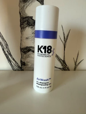 K18 AirWash torrschampo 118 ml - K18 AirWash torrschampo använd några få fånger, på bild 2 finns ett rött sträck hur mycket produkt som finns kvar. 