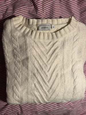 Vit kabelstickad tröja Boomerang - Fin mönstrad skickad tröja från boomerang i storlek M! 💕💕