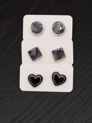 Handgjorda örhängen i polymerlera och stift i rostfritt stål svart grå silver glitter stiftörhängen - Handgjorda örhängen i polymerlera och stift i rostfritt stål.  Självklart nya och oanvända. Storlek: 1,5x1,5cm.  Färgerna kan variera beroende på skärminställningar.