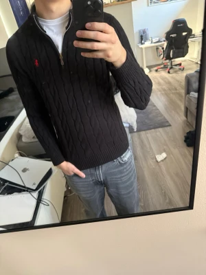 Half zip Ralph Lauren - Snygg stickad tröja. (Inga defekter) använd några gånger bara, sänker priset vid snabb affär. Storlek L men lite liten på mig som vanligtvis har L