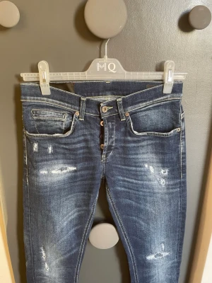 Dondup George  - Tja, säljer dessa blå dondup jeans | modell George med feta slitningar som är väldigt eftertraktat | använda endast ett fåtal gånger så nästan nya | hör av dig vid minsta lilla och priset är inte hugget i sten!// Alex closet✨