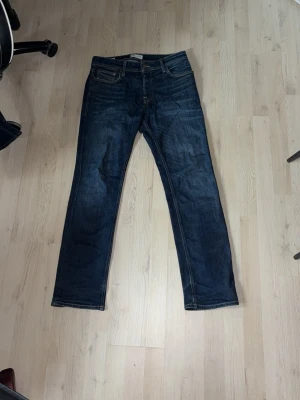 Jack & jones regular clark - Säljer dessa jack & jones regular clark jeans. Storlek 31/32. Snygg tvätt med slitningar längst ner. 