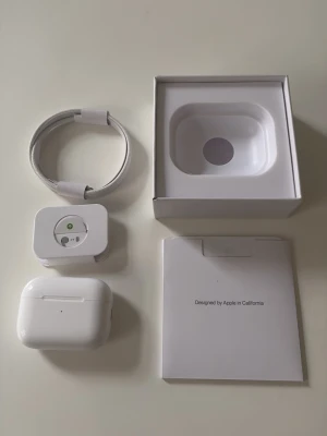 Airpods Pro 2 1:1 - Fke 1:1 AirPods Pro 2 kan skickas oöppnade skriv ifall att. Hyfsat dålig ANC (noice cancelling) Men går bra med att lyssna på musik och annat.