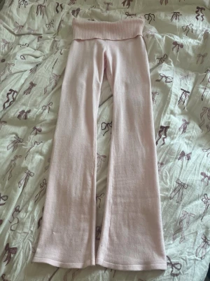 Ljusrosa leggings från Gina Tricot - Säljer ett par ljusrosa leggings från Gina Tricot med bred ribbad midja och raka ben. Mjukt och stretchigt material som är riktigt skönt att ha på sig. Perfekta för en avslappnad och trendig look.