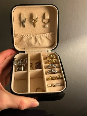 Edblad öronhängen och halsband - ÖRONHÄNGEN INTE RINGAR, säljer massa olika alla är äkta samt halsband och öronhängen med äkta onyxsten. Fint skick, skriv vad du vill köpa ,olika priser. 200 för ett par öronhängen