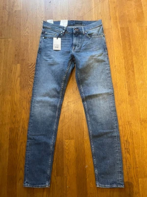Blå jeans från tiger of sweden - Säljer ett par snygga jeans från tiger of sweden. Aldrig använda. Ny pris 1200.