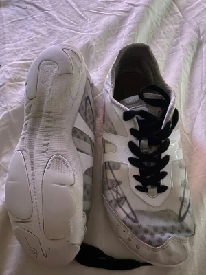 Nfinity skor - Säljer mina Cheer skor då jag slutat. Nypris 1350, pris kan diskuteras. De vita skosnörena finner ej kvar. Storlek 7,5 så ungefär 38,5. Skriv vid frågor💗