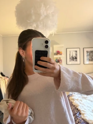 Ljusrosa stickad tröja - Säljer en ljusrosa stickad tröja ifrån Gina Tricot, strl 146/152 men sitter som xxs/xs. Använd några gånger men inga tydliga tecken på användning💞💞