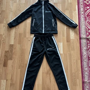 Svart tracksuit från Palm Angels Helt ny  - Hej på er seriösa :) Den är mjukis dress  helt ny/oanvänd, passar s/xs liten på mig den satt på "gränsen" för liten på mig men den ba mest legat i skåpet köpt för en månad sen max släpper billigt så nån annan kanske vill ha sån dress, mjuk skönt tyg tröja 399 mjukos 399 eller hela dressen 600..skickas direkt mvh K