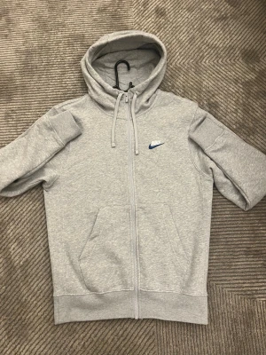 Nike foundation kofta - En helt ny/oanvänd Nike kofta köpt för 749 kr förra året från jd som inte har kommit till användning, skriv för mer information eller bilder.