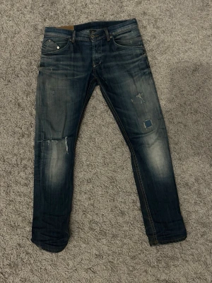 Dondup jeans  - Säljer ett par riktigt feta dondups jeans med slitningar och patchdetaljer på benen💯 sitter riktigt bra i passformen!! Skriv för fler bilder eller funderingar📲