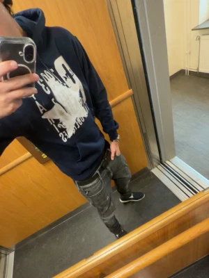 Paris star hoodie - Säljer en tvär fet Paris star hoodie från Zandro studio. Storlek S och höjer din outfit dagligen. Vid fler frågor och funderingar är det bara att höra av sig