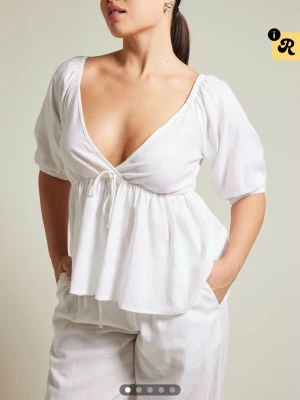 Blus med knytning - Blus med v ring fram och bak. Storlek xs. Aldrig använt då den inte är min stil och den är lite väl mycket V ringad. Men det kan man fixa till fint med klämma eller litet gem. 400kr nypris