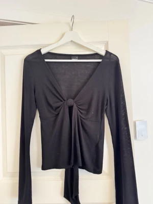 Svart knyt topp från GinaTricot - Används inte