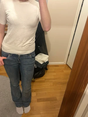 Två kortärmade basic toppar.  - Säljs i par. Superfina och är av lite tjockare material. Basic som passar till allt!