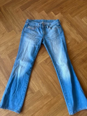 Ljusblå bootcut jeans från diesel  - Behöver tyvärr sälja mina favoritjeans från Diesel eftersom de inte passar mig längre. Jeansen är väldigt lågmidjade och har en snygg passform. Väldigt fina och i bra skick.