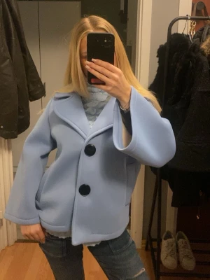 Blå kappa - Ljusblå kappa, skitfin nu till början av våren men kommer inte till använding då jag har så många av samma modell