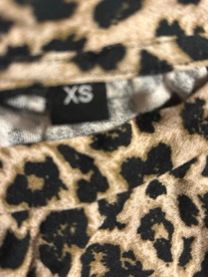 trendig Sthlm stil  tshirt geopard - strl xs, säljer då den inte kommer till användning. Trendig och fin inga defekter. Skriv om mer bilder eller frågor. ❤️har jätte fin ärm🥹🥹