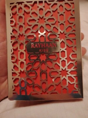 Rayhaan Kiss parfym  - Säljer en rayhaan kiss som är enbart testad dvs 99 ml, perfekt för de som vill lukta unika