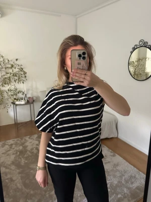 Svartvit randig topp  - Säljer en asymmetrisk svart topp med vita ränder🥰 Är i storlek S och kommer ifrån Zara. Säljer den för 99kr!