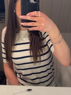 Randig tröja - Kortärmade topp från Zara i jätteskönt material. Mörkblåa ränder.