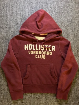 Hollister hoodie ”Longboard club edition” - Säljer en sällsynt Hollister hoodie. Skick 9/10 | eftertraktad modell |  St S  | passar perfekt nu till våren | obs kan gå ner i pris vid snabb affär! Frakt samma dag ⚜️ 