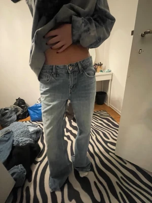 Populära Zara jeans  -  för stora på mig,  jättefint skick förutom slitningar nedtill. Väldigt långa