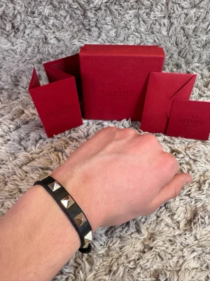 Valentino Armband - | Skick: 8/10 | Färg: Svart och Silver | vad inkluderas: Allt som syns på bilderna | Nypris: 4 000kr |