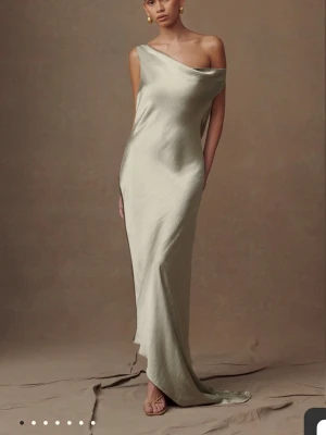 balklänning från meshki - skitsnygg balklänning från meshki som tyvärr inte passade mig. Prislappen är kvar. 