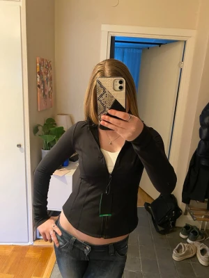 Svart träningzip  - Sjukt snygg träningszip från soc. Säljer pga för liten och retur tiden har utgått. Oanvänd med prislapp kvar. Hör av er vid frågor och funderingar❤️