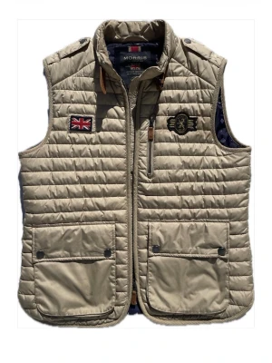 Morrisväst - Använd, men gott skick Mycket snygg och detaljrik Storlek M, jag på bild är 180cm lång Fråga mig om du har funderingar och kom gärna med prisförslag!