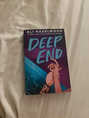 Deep End av Ali Hazelwood - Säljer boken 'Deep End' av Ali Hazelwood, har aldrig läst den utan tar bara en massa plats här hemma!🥰