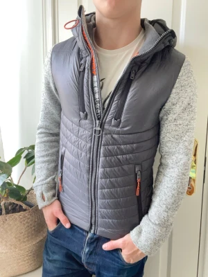 Superdry cardigan  - Superdry cardigan, Inga defekter! Modellen i bilderna är 180 cm 75 kg och bär Storlek Xs men hade sagt mer passar S, vilket är väldigt tight på modellen , Kom med frågor! 🌟 (Kan gå ned i pris vid köp av paket 😉) 