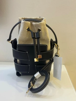 Bucket bag - Fin bucket väska från HM. Helt ny med prislapp, axelrem/ band medföljer.   