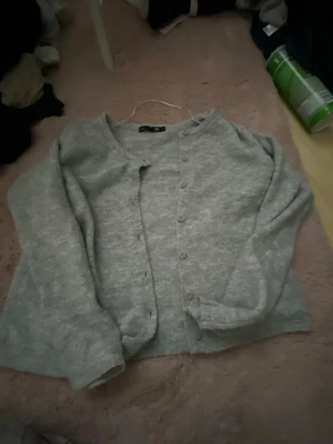 grå stickad kofta  - andvönd ett par gånger men bra dm mig om du vill se hur den sitter på.