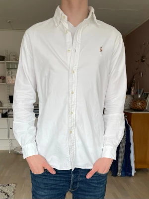 Vit Ralph Lauren skjorta  - Vit Ralph Lauren skjorta i passform custom fit och storlek Small.                                                                   Vid frågor är det bara att höra av sig