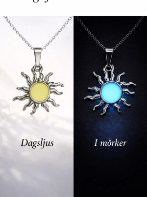 Halsband med solhänge som lyser i mörkret - Unikt halsband med ett solformat hänge i rostfritt stål med en gul mitt som lyser blått/grönt i mörkret. Kedjan är tunn och stilren, och hänget har en cool, vågig design som verkligen sticker ut. Perfekt för dig som gillar accessoarer med lite extra edge och glow. Kedjans längd är 45 cm och hänget ca 2,5 - 3 cm. Vanligt dagsljus en kort stund räcker för att hänget ska ändra färg när man kommer in i en mörkare omgivning.